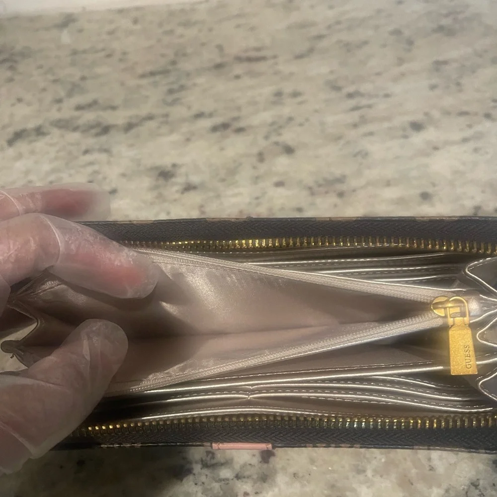 GUESS BRIANA WRISTLET WALLET‎ with Gold Accents - Picture 5 of 8